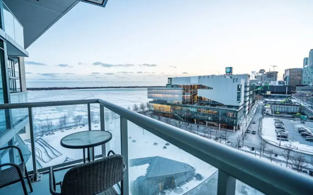 Modern 1 Bedroom Condo With CN Tower Views