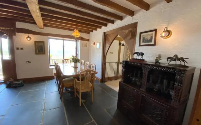 Beautiful secluded farmhouse with hot tub