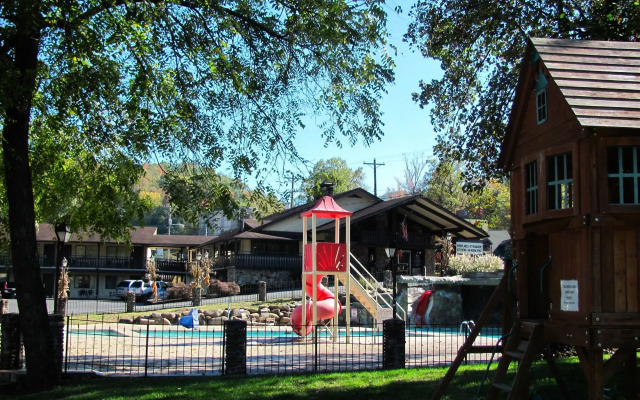Brookside Lodge