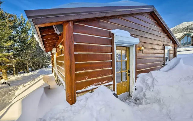 Cozy Island Park Cabin, 20 Mi to Yellowstone!