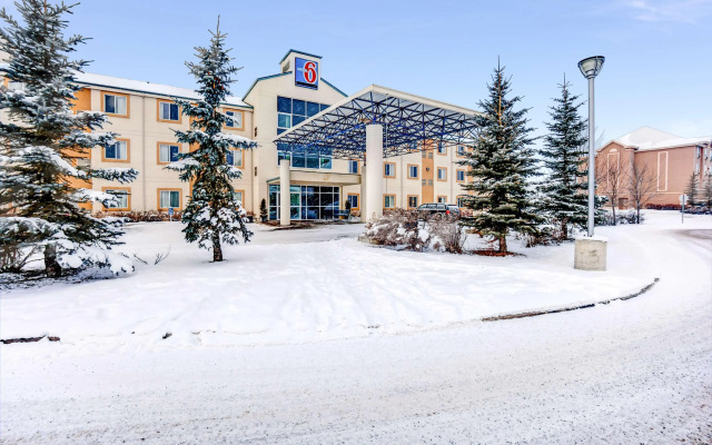 Motel 6 Red Deer, AB