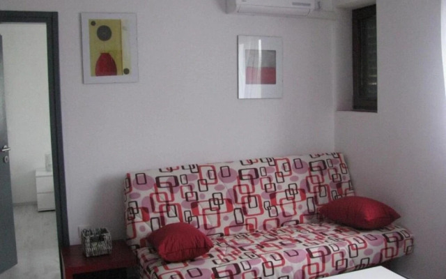 Xena - Comfort and Spacious - A2 Red