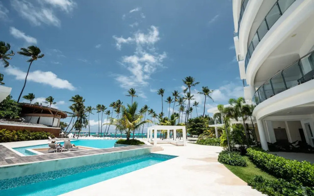 Family Getaway Apartment - On The Beach