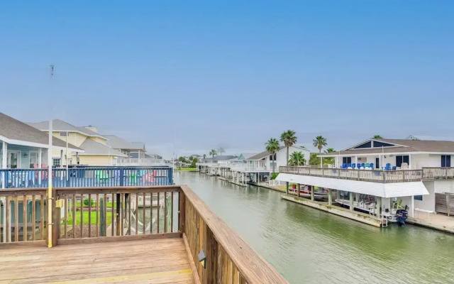 Private Dock & Kayaks: Coastal Gem in Galveston