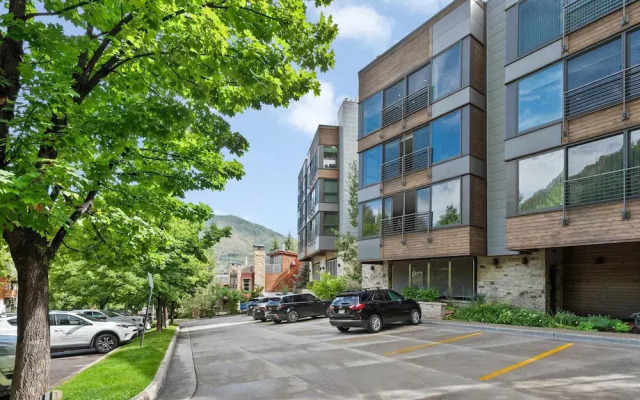 Durant Condominiums by Frias