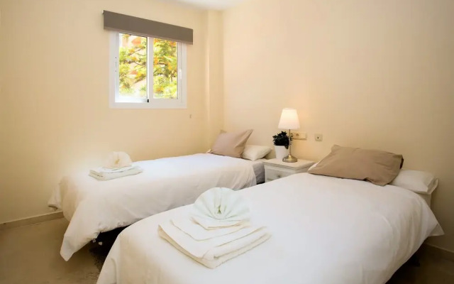 Delightful 2 Bed Apartment with sea views PW10