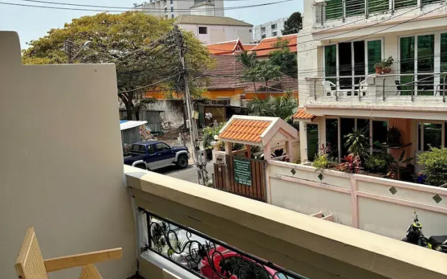 Charm Hostel at Pratumnak
