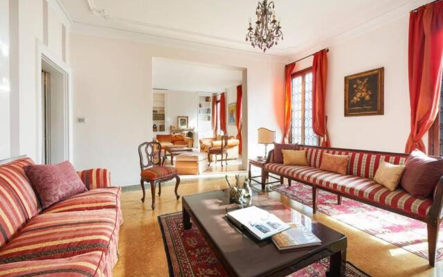 Ca' Fenice, charming apartment in San Marco, sleep 7