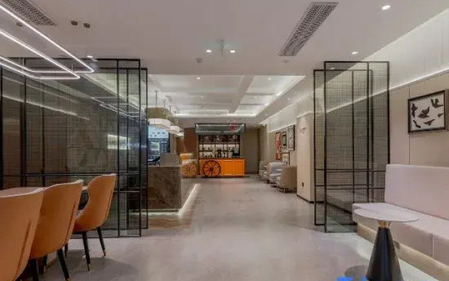 Homeinn Plus Hotel (Xujiahui Shanghai Stadium Subway Station)