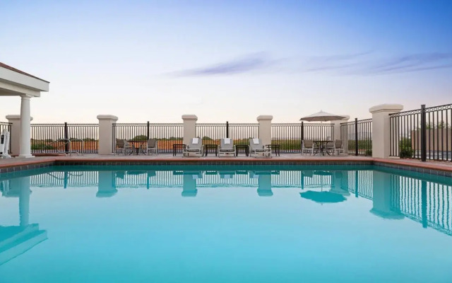 Holiday Inn Express & Suites Shawnee by IHG