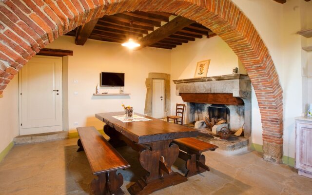 Spacious Holiday Home with Swimming Pool in Anghiari