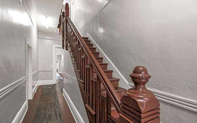 Mariachi Plaza Hotel