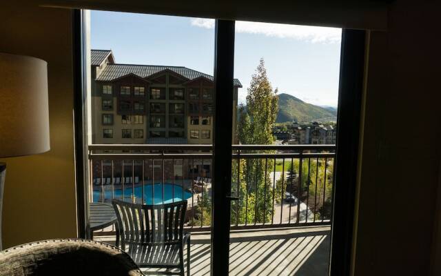 Rustice Conod with Modern Kitchen Facilities by RedAwning