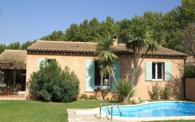 Cozy Holiday Home in Noves with Swimming Pool