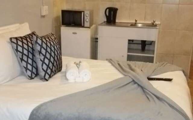 Stay @ Home Airport Lodge