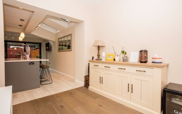 3 Bedroom Home With Skylight and Garden