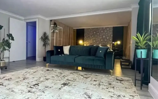 The Exclusive Jacuzzi Apartment