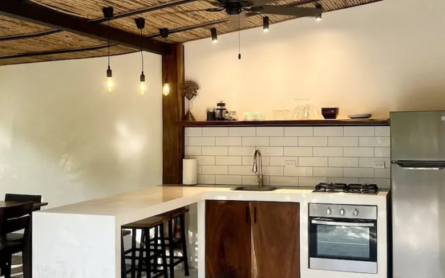 Makanas Beach Bungalows