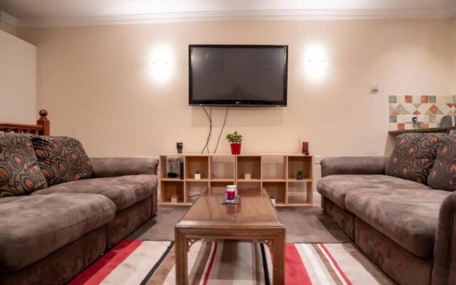 3-bed Apartment 5 Mins Walk to Boscombe Beach