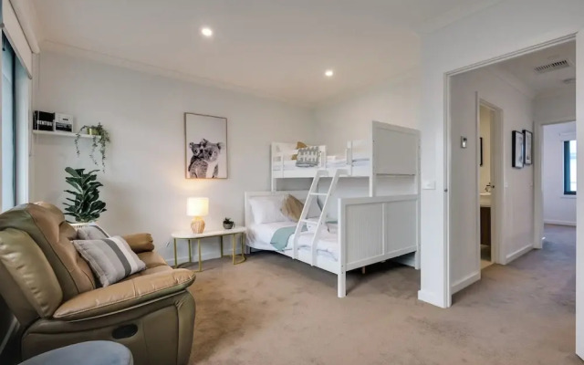 StayAU Stylish 4BR Home Ringwood