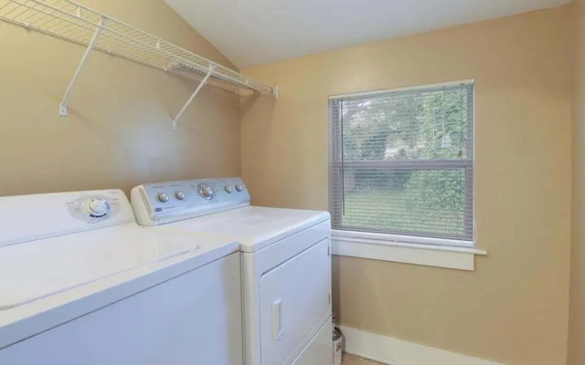 Delightful 2-bedroom, 1-bath Home Near Biloxi's Scenic Back Bay