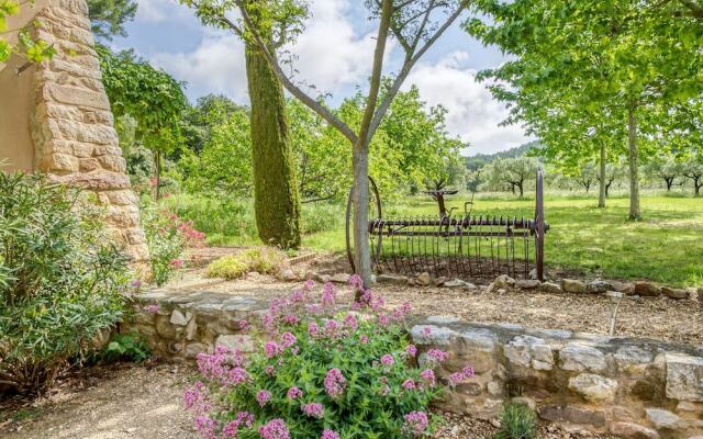 Secluded Holiday Home in Rustrel With Swimming Pool