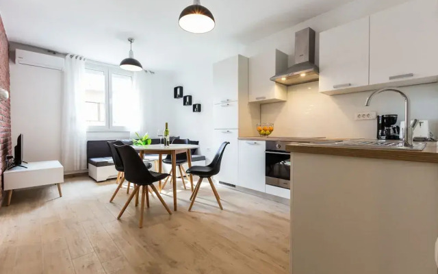 Deluxe Apartment near Bridge