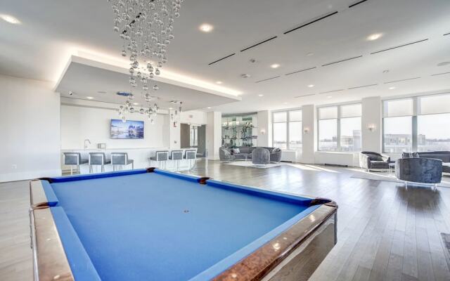 Sensational & Modern apt in Crystal City