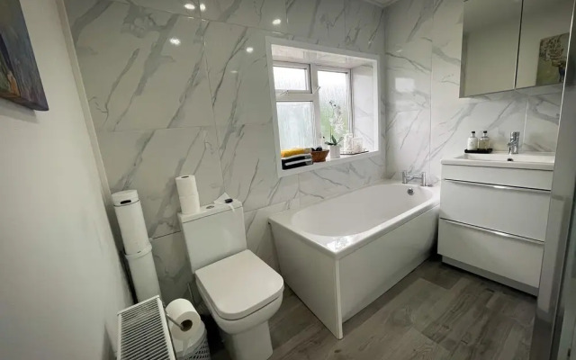 Captivating House in Aberdare Sleeps 6 Near Brecon