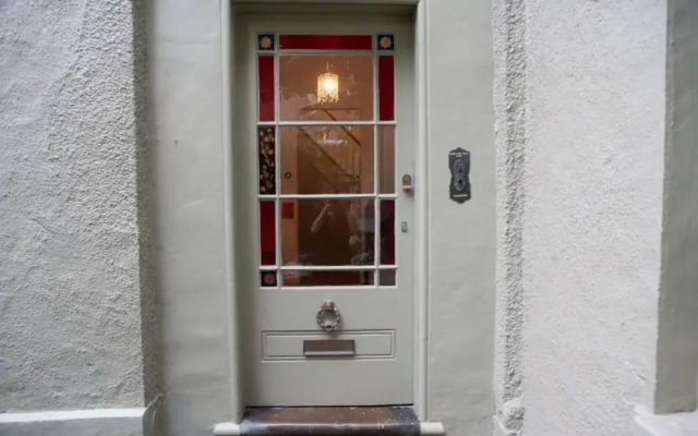 Spacious 3 Bedroom Georgian House in Bristol