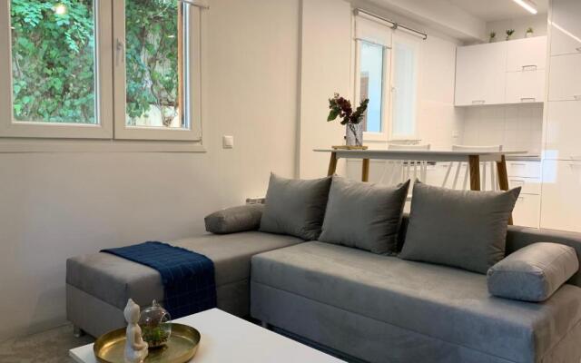 Renovated apartment in Kifissia Center near Metro G25