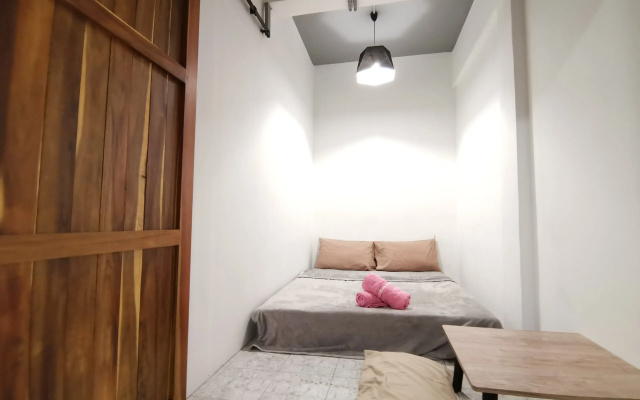 8 Sleepers Street Hostel