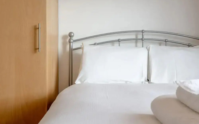 Large & Central 2BD Flat - Tower Hill