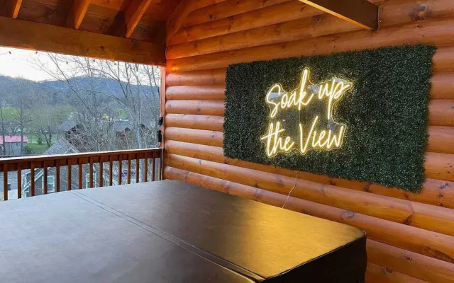 Parkway Paradise w Private Hot Tub