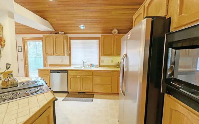 Snowshoe Inn-pyramid Mtn 7 3 Bedroom Home