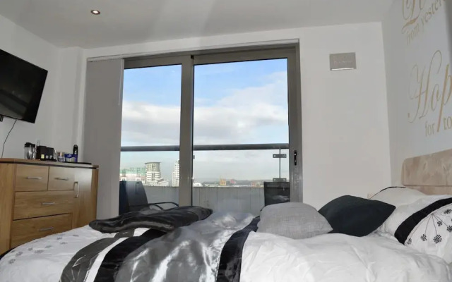 2 Bedroom Apartment With 2 Balconies in Manchester