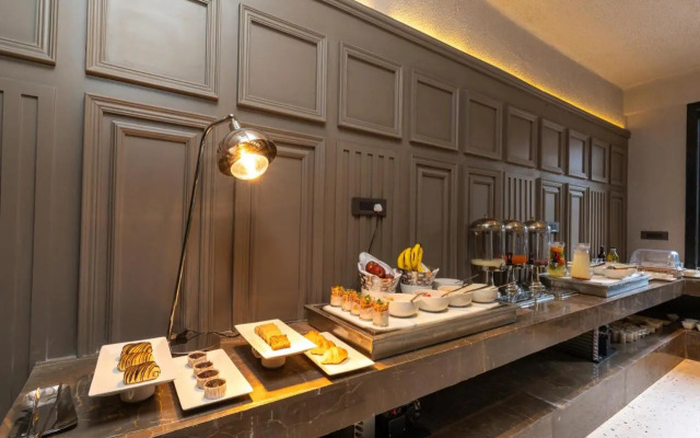 Hanric by Eight Continents Ikshana Luxe