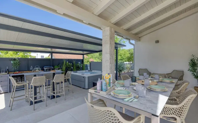 Villa Aria With Pool and Whirlpool