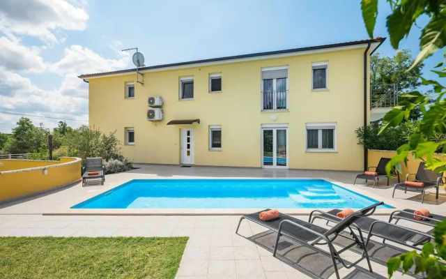 Beautiful Home in Perci With Wifi and 4 Bedrooms