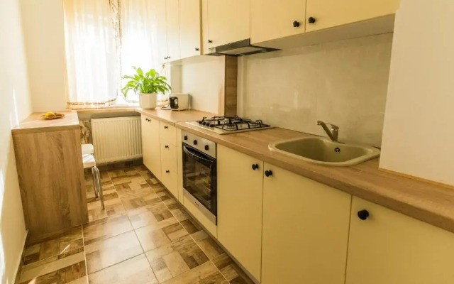 Tania Grand Apart