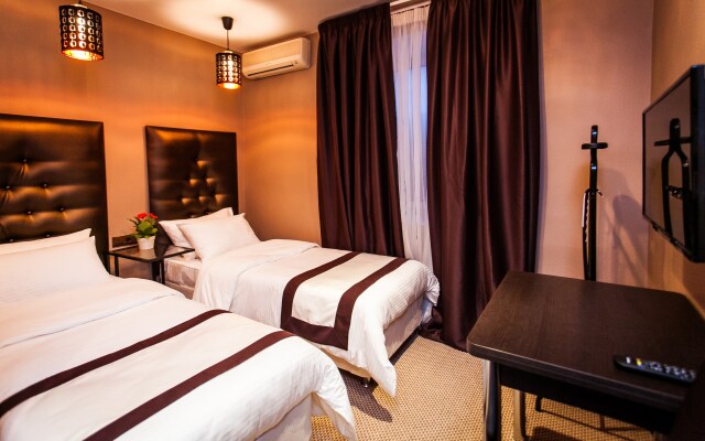 Leo Hotel