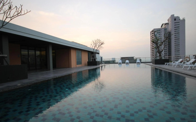 Season Five Hotel