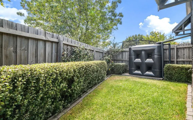 Bright 2-bed Glenroy Home With Courtyard