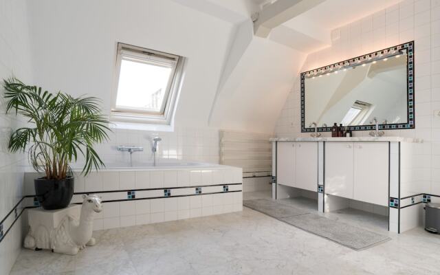 17th Century Canal Apartment with Roof Terrace