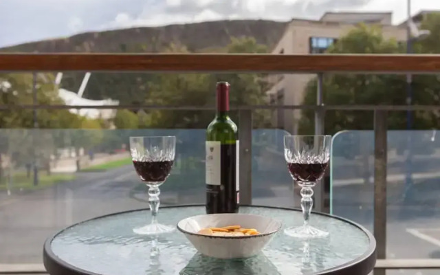 Holyrood Residence - Luxury Apartment With Parking