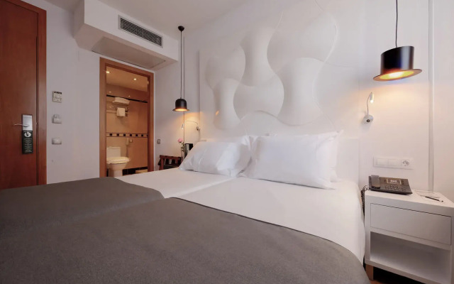 Отель Evenia Rocafort