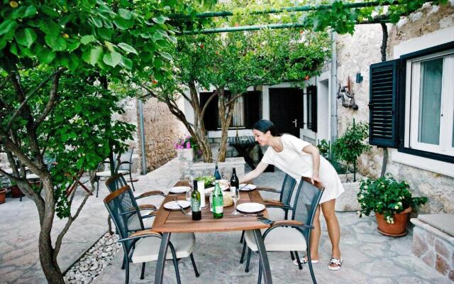 Paradise Stone Apartments