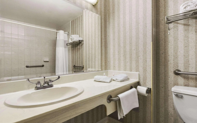 Days Inn by Wyndham Toronto East Lakeview