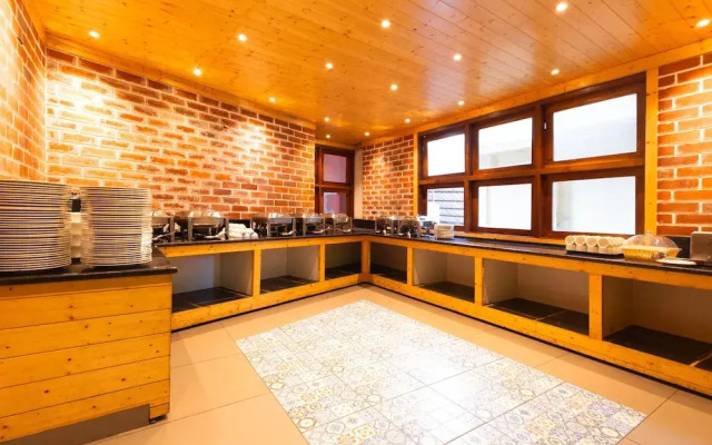 Sumitel Sanderling 500 meters from Mall Road