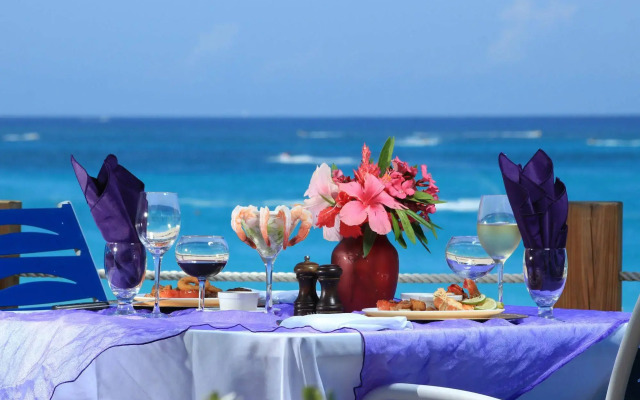 Paradise Island Beach Club by RedAwning